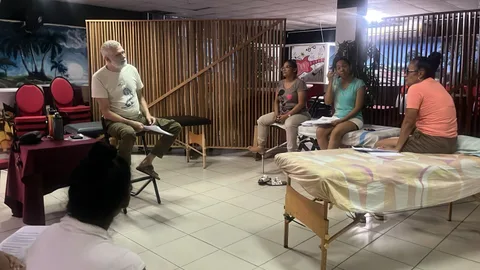 Een docent geeft theorieles aan een kleine groep cursisten